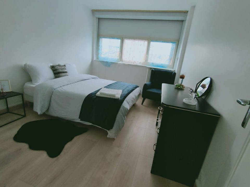 Photo of the whole room, Bedroom