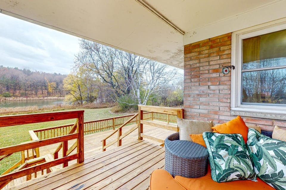 Falling Leaf Hideaway House in Canandaigua Lake