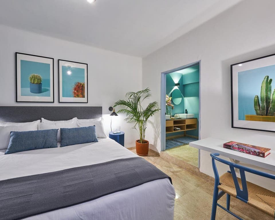 Bed, Photo of the whole room, Seating area, Bedroom