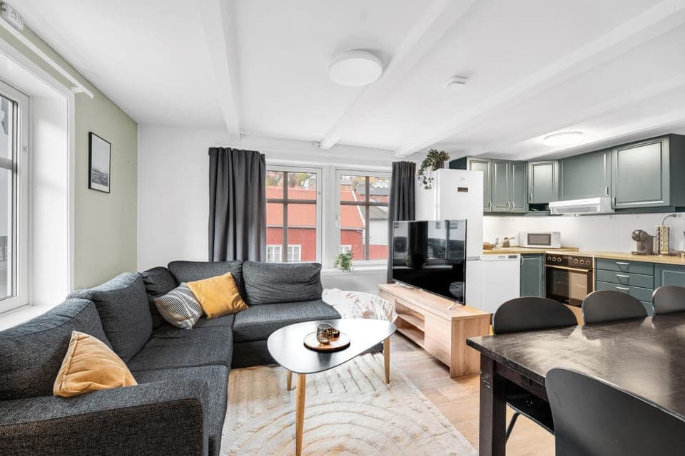 Kitchen or kitchenette, Living room, Seating area, Dining area, stove