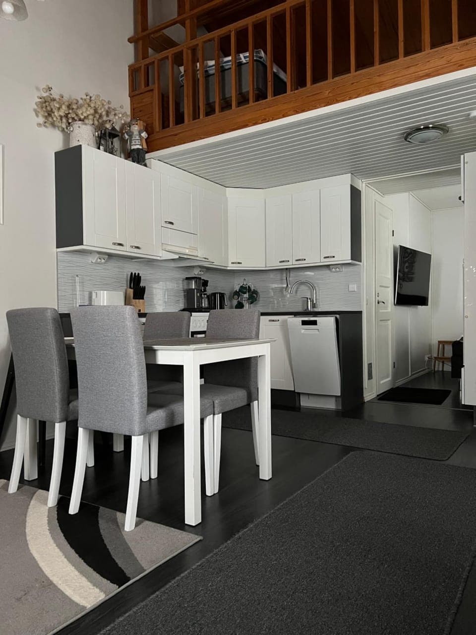 Kitchen or kitchenette, Dining area