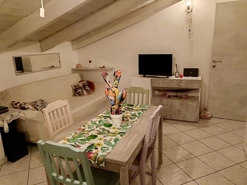 TV and multimedia, Living room, Seating area, Dining area