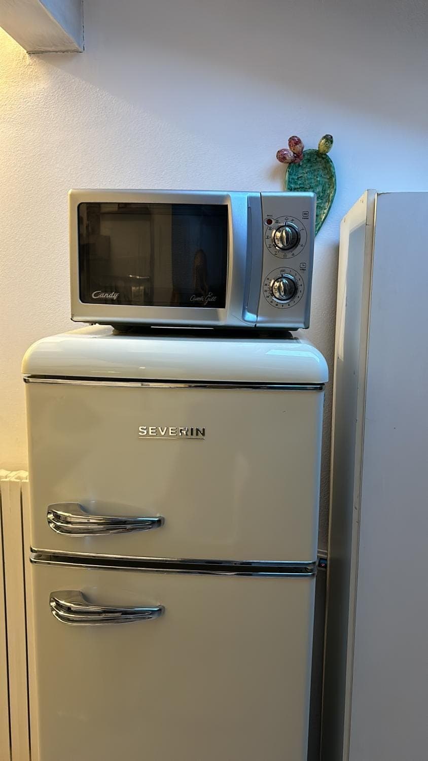 Kitchen or kitchenette, minibar