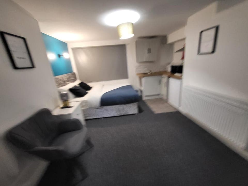 Bed, TV and multimedia, Living room, Photo of the whole room, Seating area, Bedroom