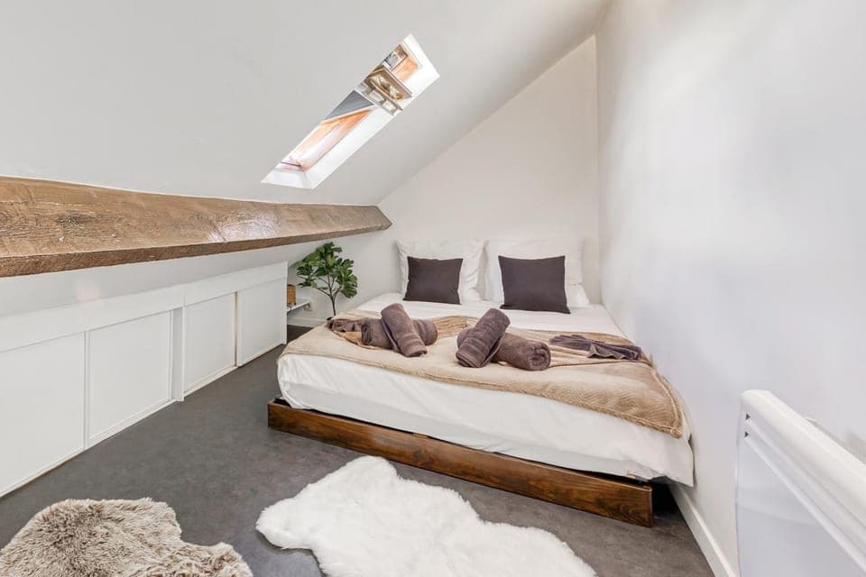 Bedroom, towels, wardrobe