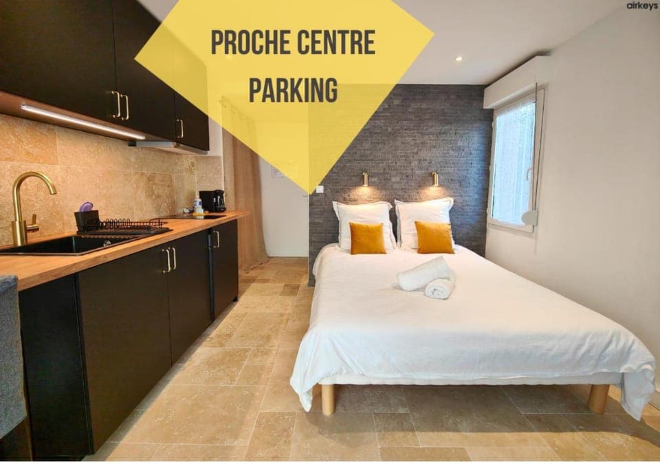 Bed, Kitchen or kitchenette, Photo of the whole room, stove, stove, kitchen, kitchen