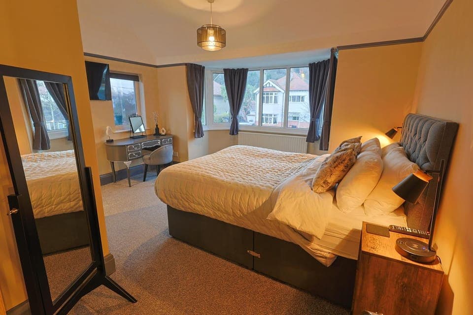 Bed, TV and multimedia, Bedroom, hair dresser, wardrobe