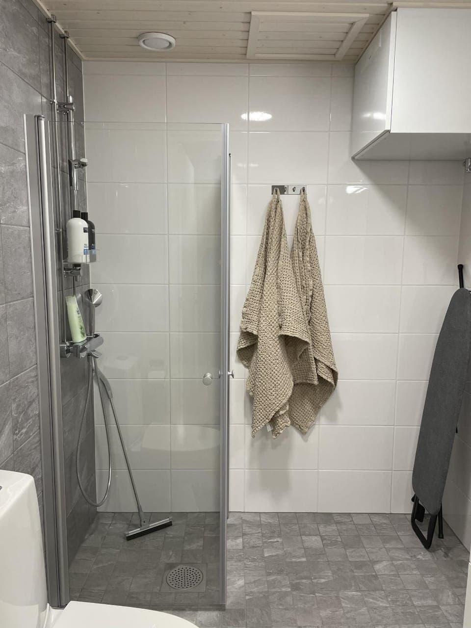 Shower, Bathroom, furniture, towels