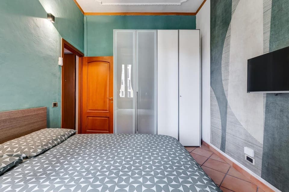 Bed, TV and multimedia, wardrobe