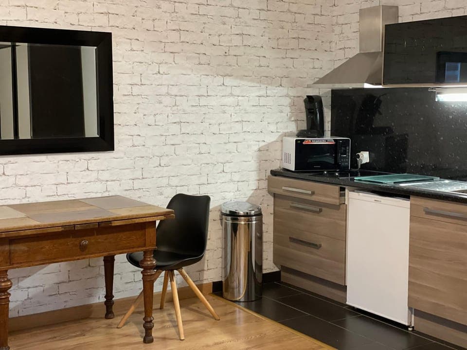 Kitchen or kitchenette, Dining area