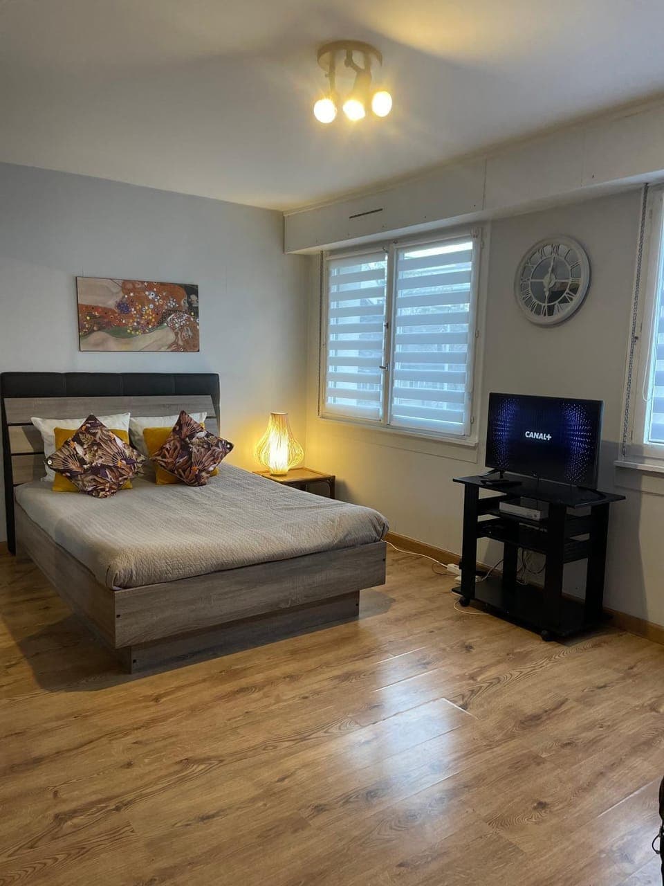 Bed, TV and multimedia, Living room