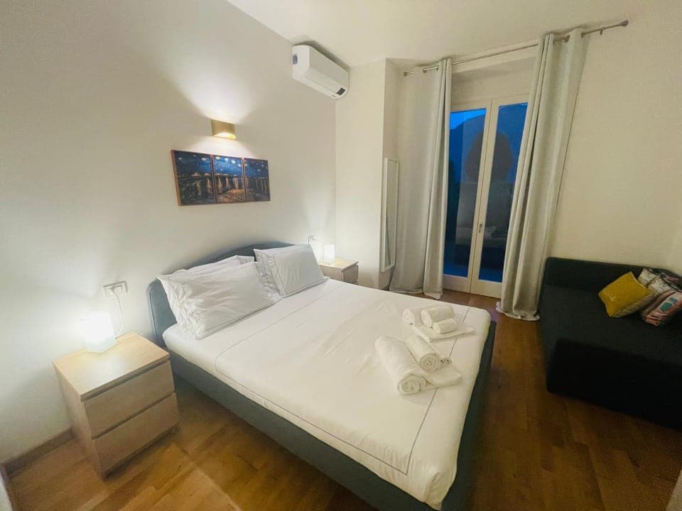 Bed, Seating area, Bedroom, air conditioner