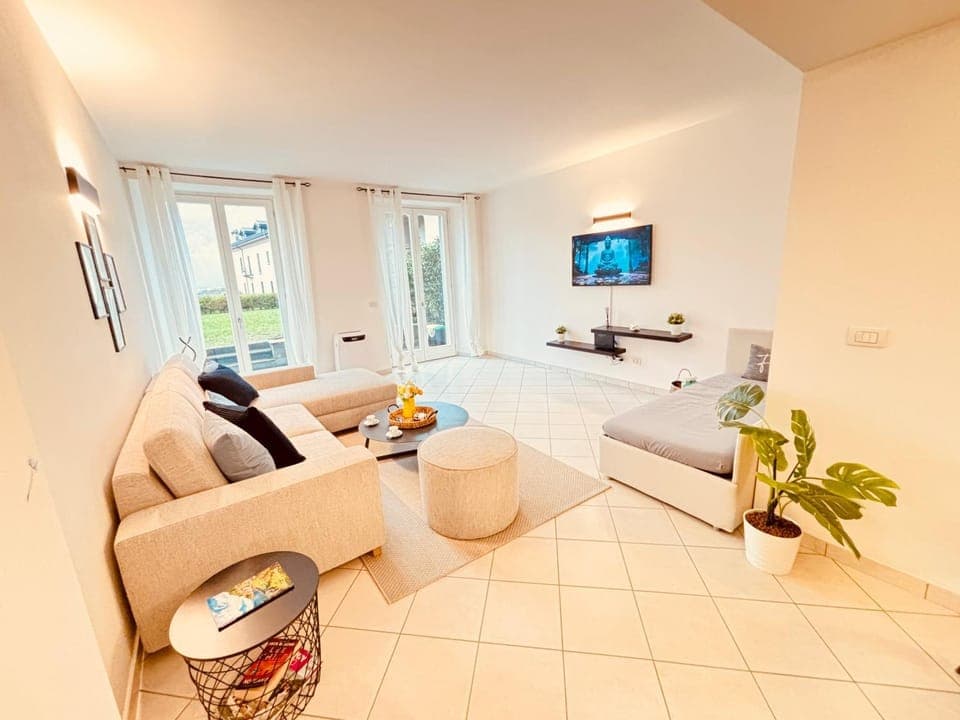 TV and multimedia, Living room, Seating area, Evening entertainment