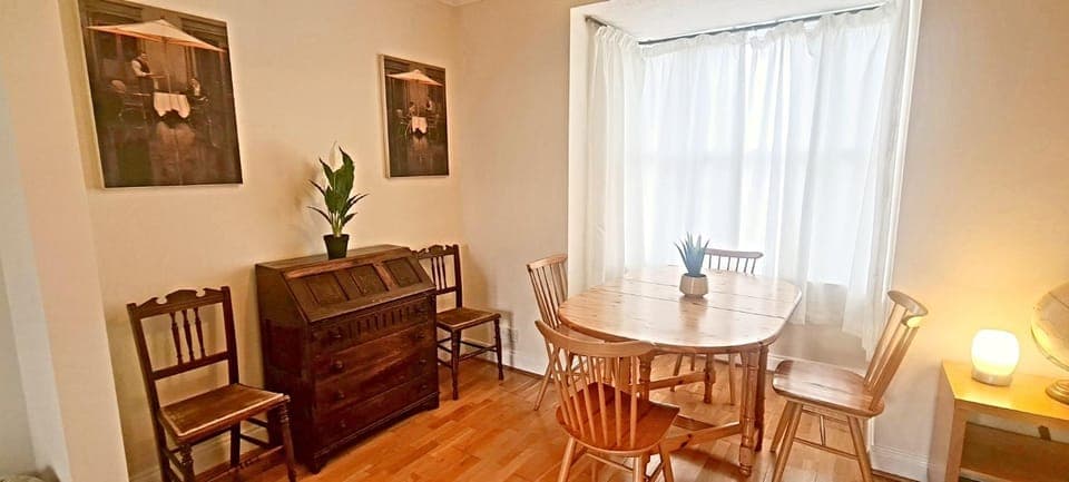 Seating area, Dining area