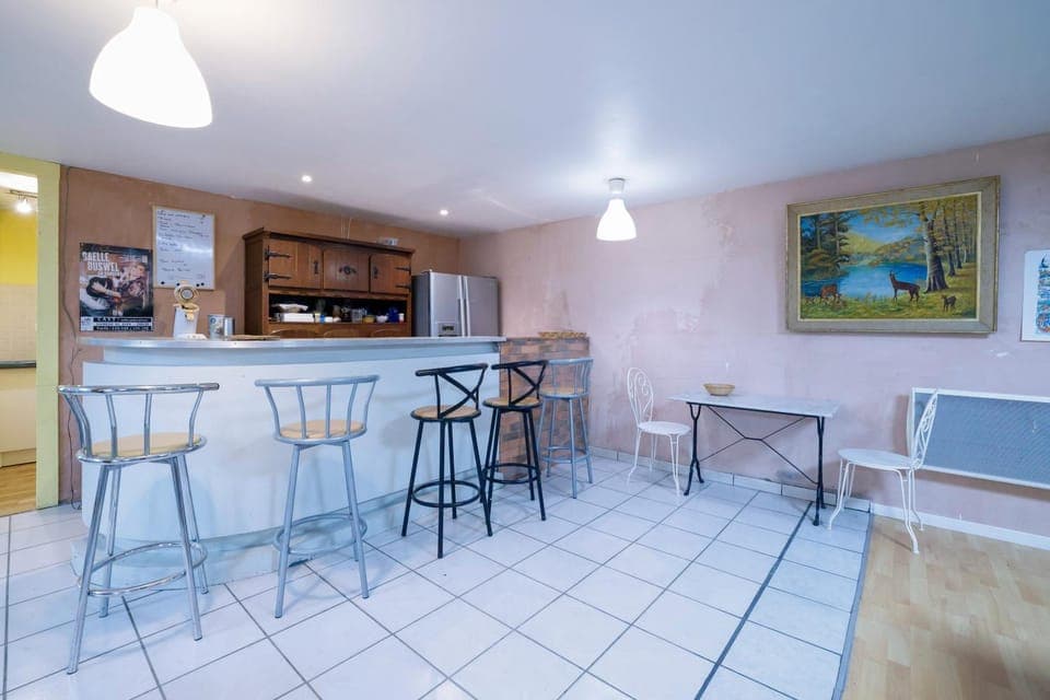 Property building, Kitchen or kitchenette, Living room