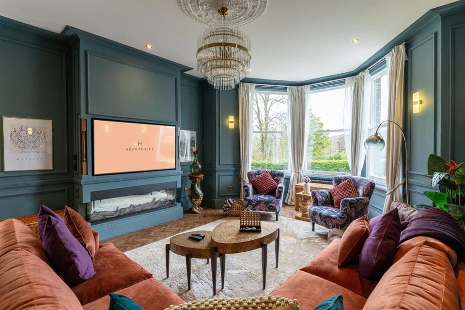 Communal lounge/ TV room, Property logo or sign, TV and multimedia, View (from property/room), Living room, Other, Photo of the whole room, Seating area, Evening entertainment, Animals, Pets, Guests, Garden view, Street view, Area and facilities, group of guests, Family, Quiet street view, fireplace, furniture, internet, storage, air conditioner