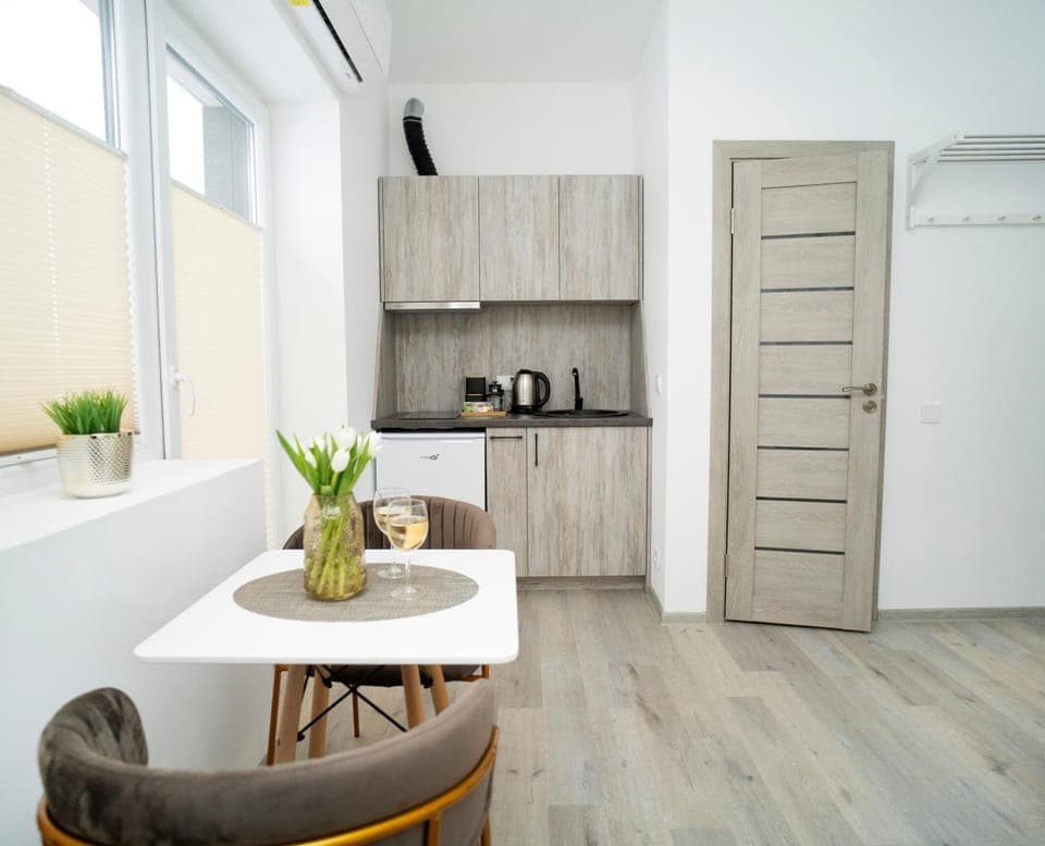 Coffee/tea facilities, Kitchen or kitchenette, Dining area, stove