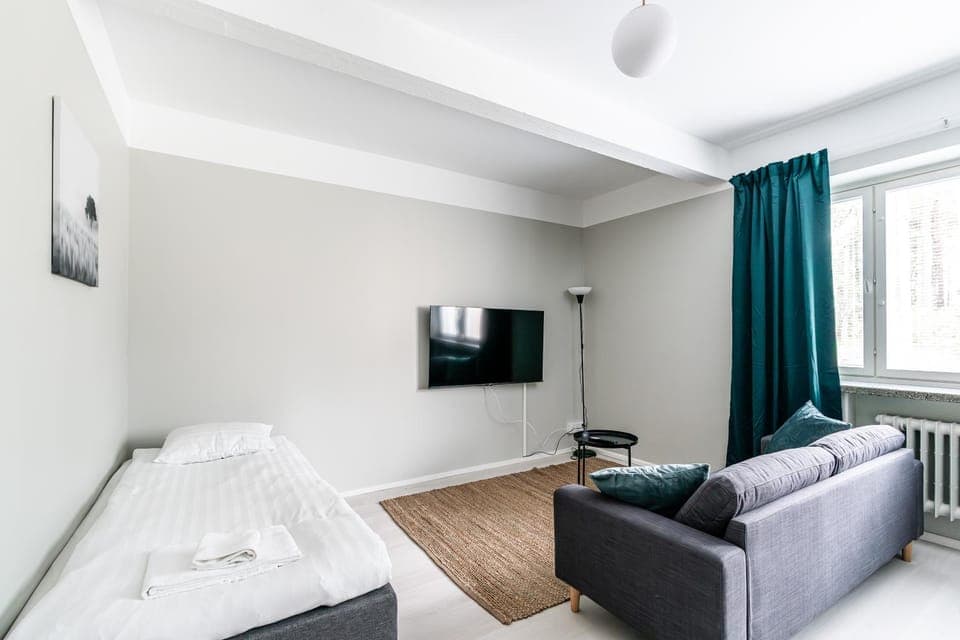 Bed, TV and multimedia, Living room, Photo of the whole room, Seating area, Bedroom