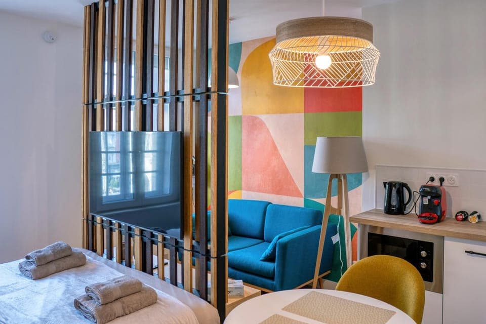 Bed, Living room, towels