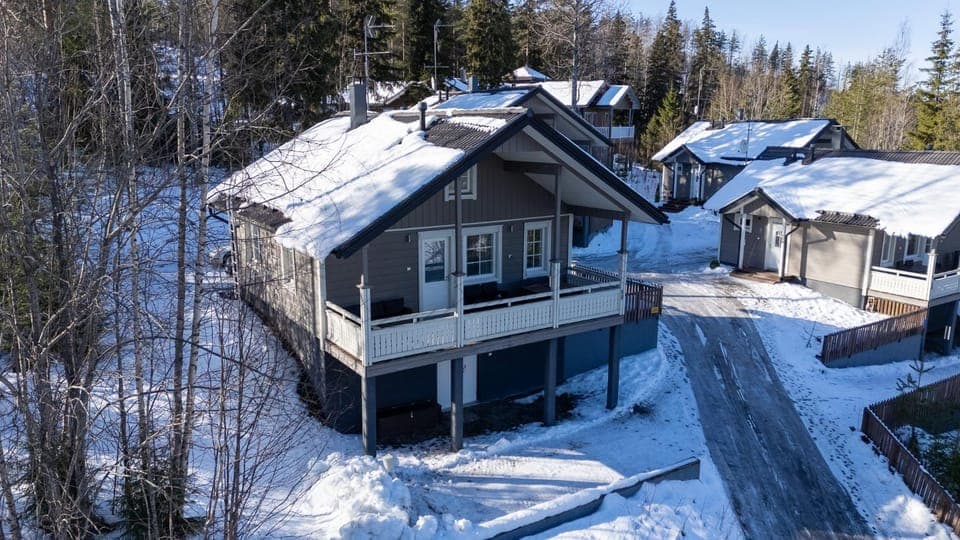 Property building, Day, Neighbourhood, Natural landscape, Winter