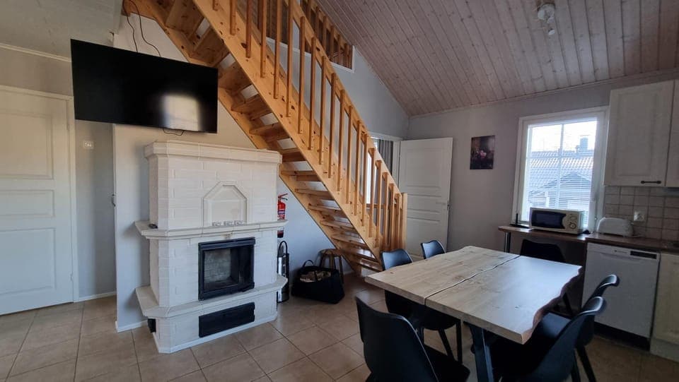 TV and multimedia, Living room, Seating area, Dining area