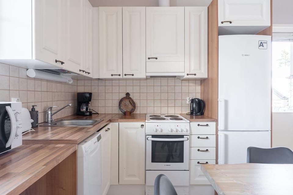 Coffee/tea facilities, Kitchen or kitchenette, dishwasher, oven, stove