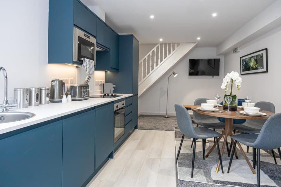 TV and multimedia, Coffee/tea facilities, Kitchen or kitchenette, Living room, Seating area, Dining area, minibar, pet friendly, stove