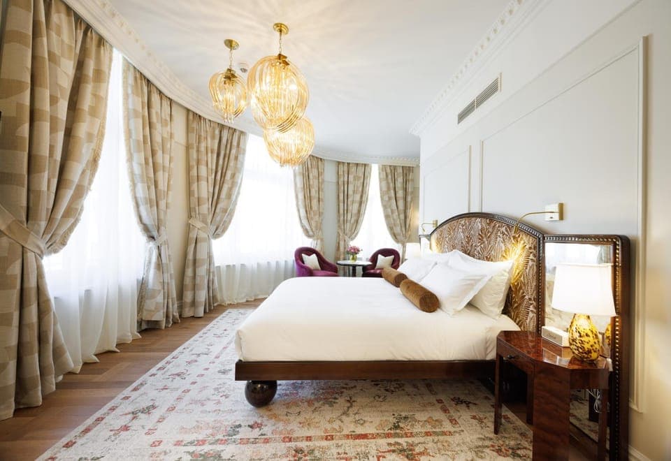 Bed, Seating area, Bedroom