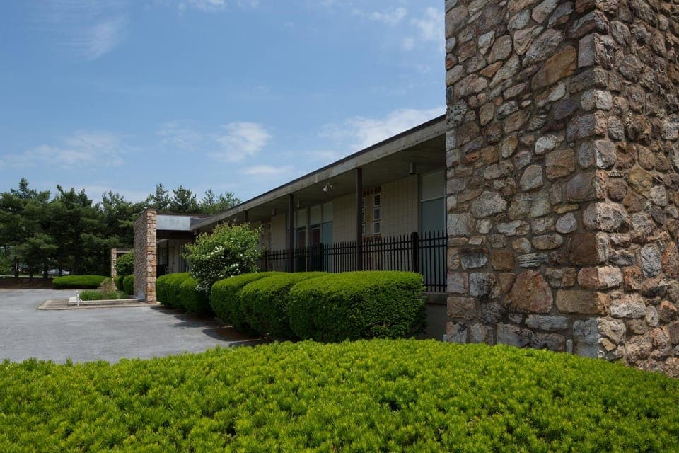 Property building, Facade/entrance, Balcony/Terrace, Mountain view, Street view, Family