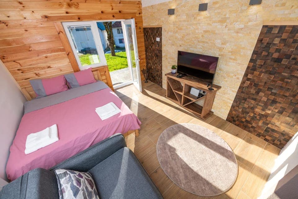 Communal lounge/ TV room, Bed, TV and multimedia, Bedroom