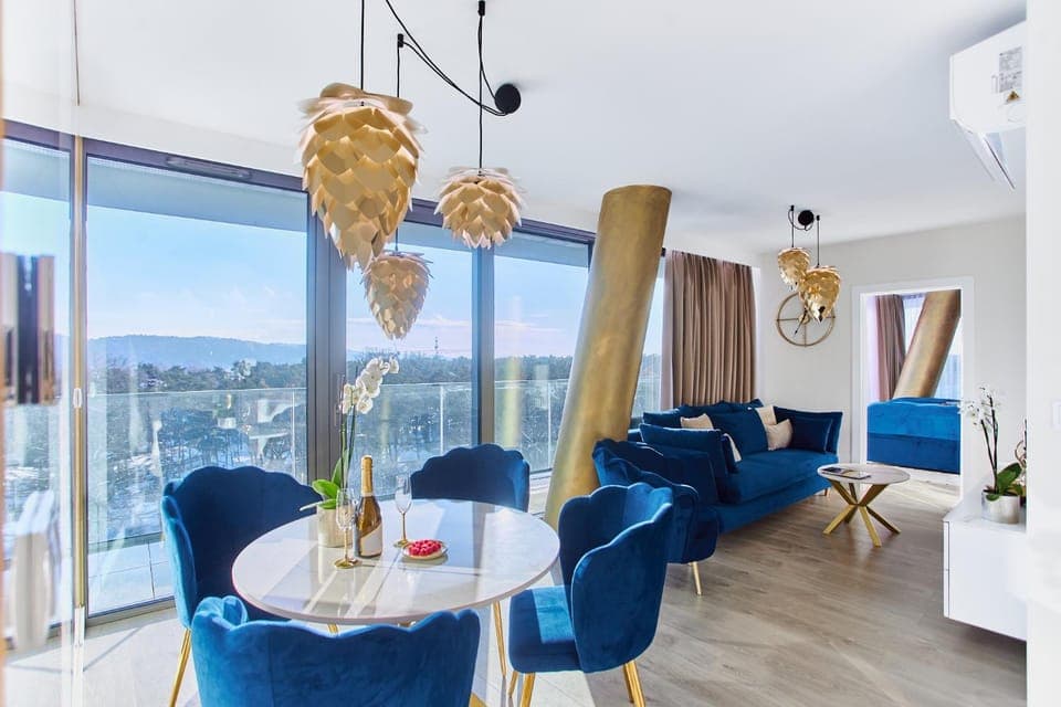 Natural landscape, View (from property/room), Balcony/Terrace, Living room, Seating area, Dining area, Lake view