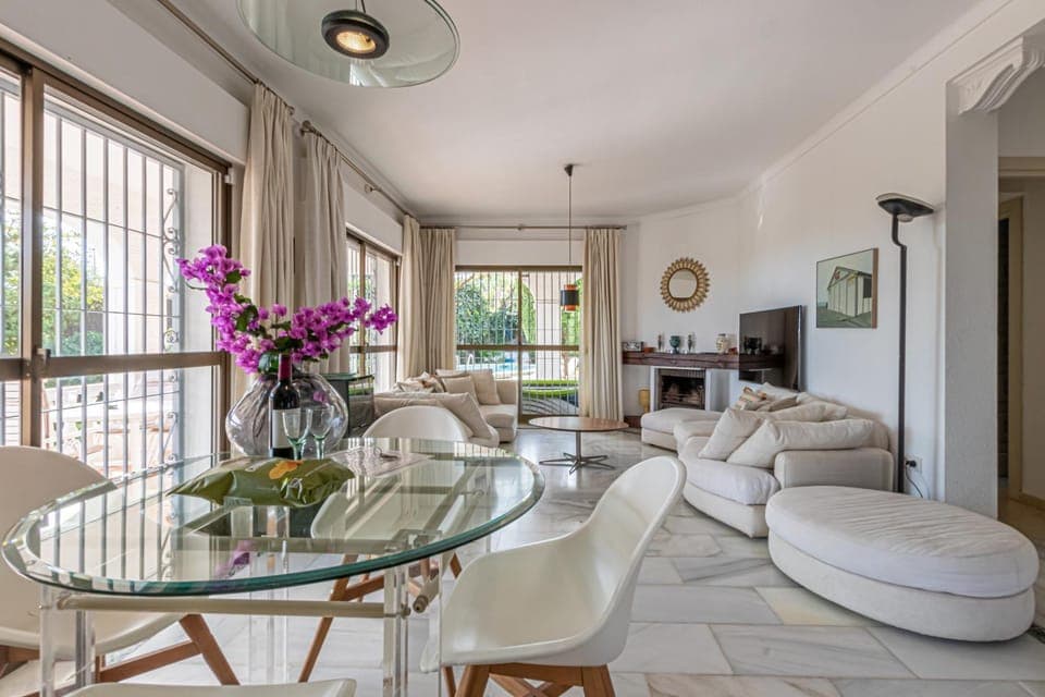 TV and multimedia, Living room, Seating area, Dining area