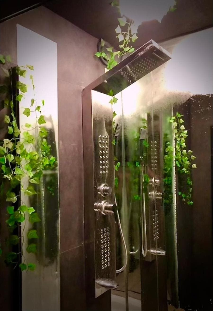 Shower, Bathroom, Spa and wellness centre/facilities