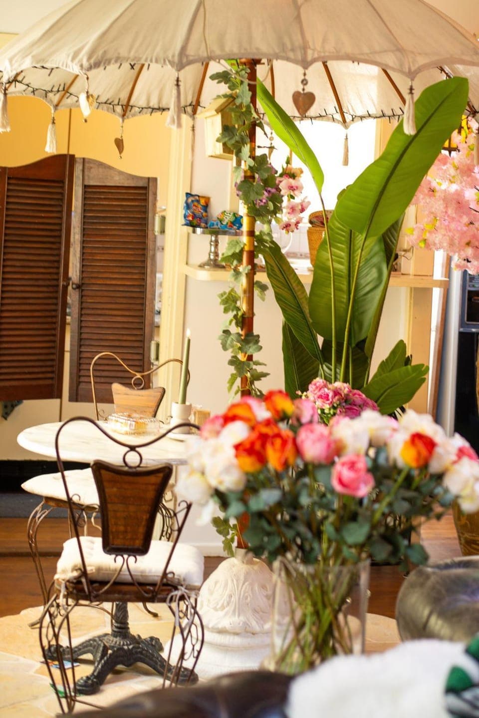 Restaurant/places to eat, Day, Living room, Seating area, Dining area, Breakfast