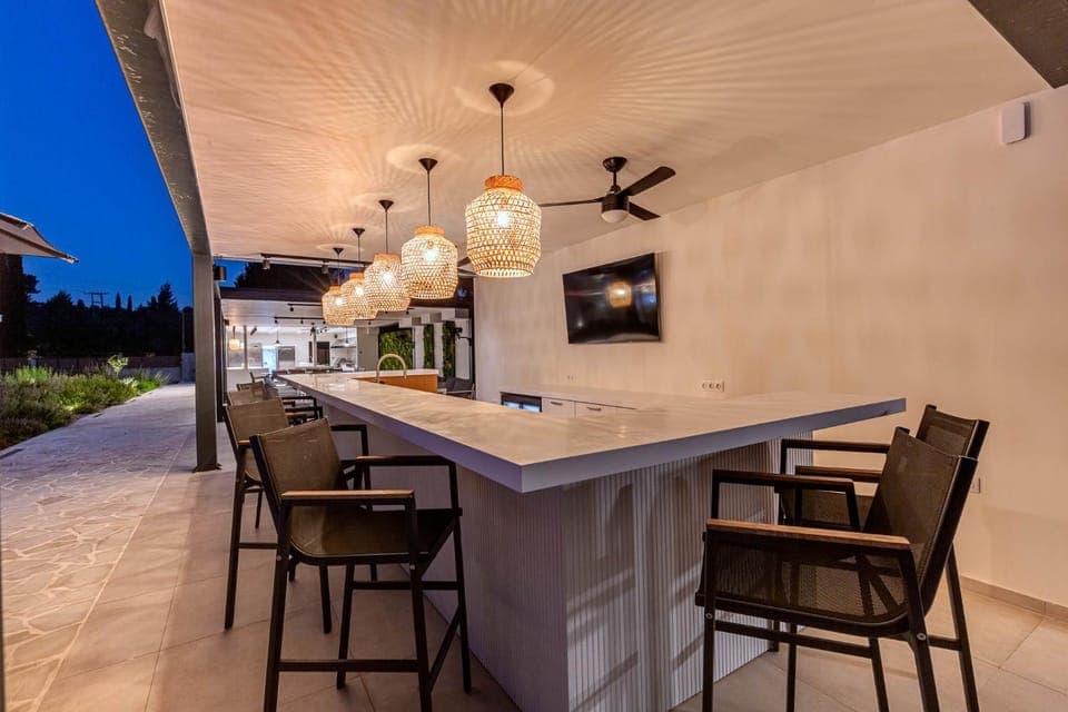 Communal lounge/ TV room, Night, TV and multimedia, Lounge or bar, Evening entertainment