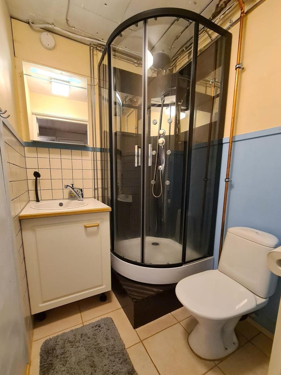 Rauhallinen kaksio Lahdentie tuntumassa, lentokenttämajoitus ja sähköauton latauspiste Apartment in Uusimaa