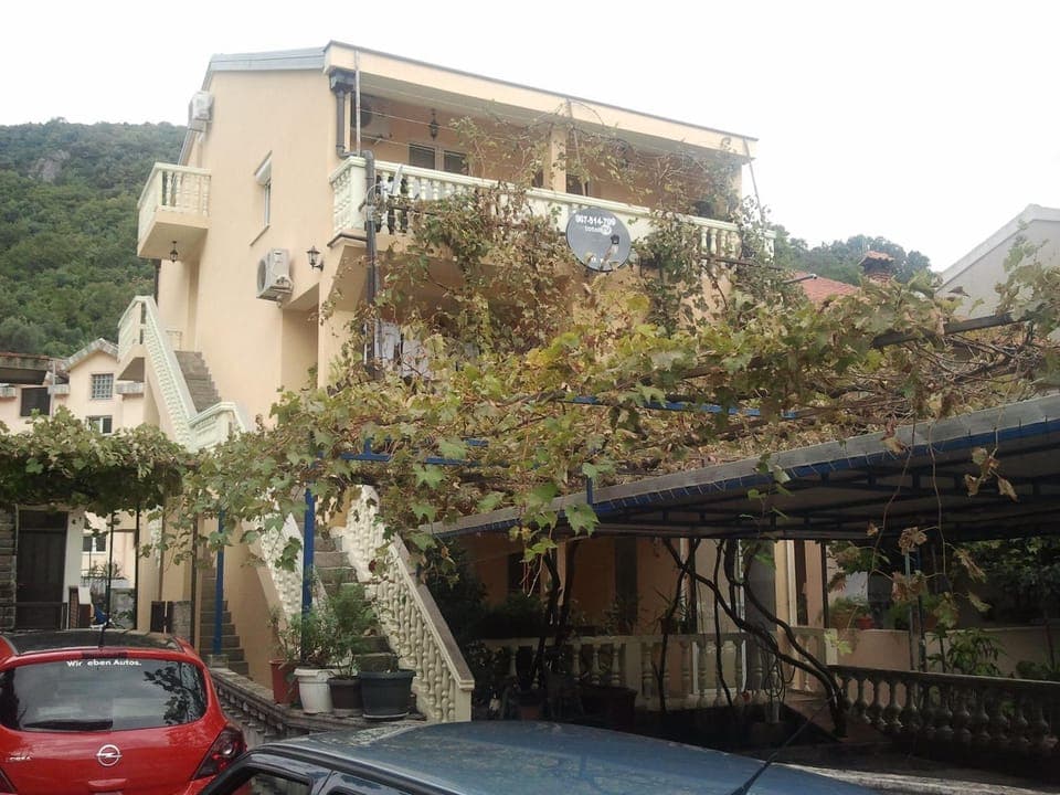 Facade/entrance