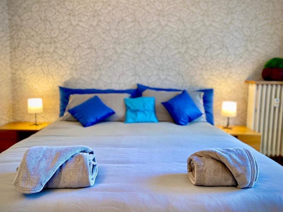 Bed, Photo of the whole room, Bedroom, towels