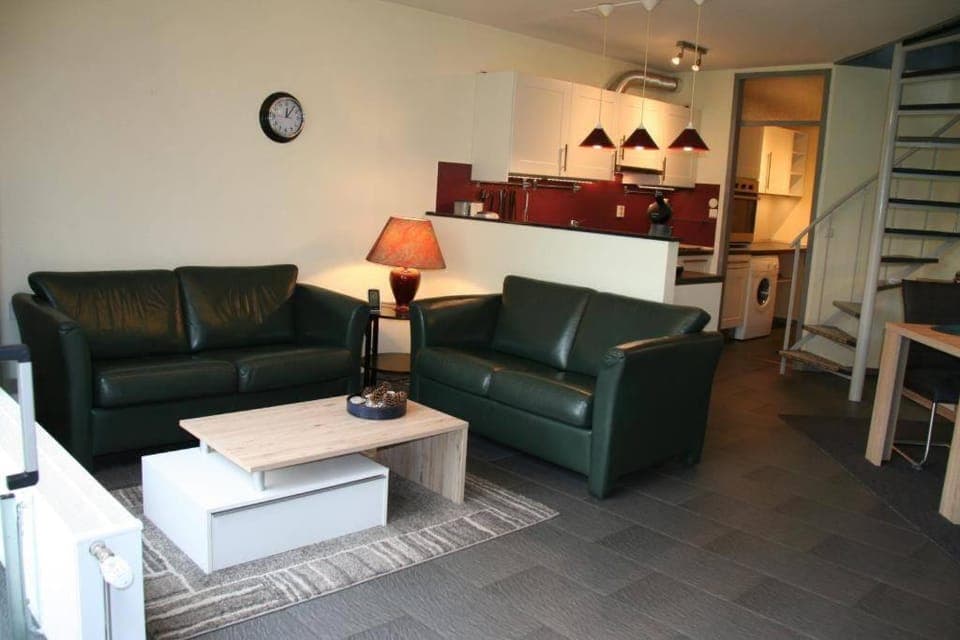 Kitchen or kitchenette, Seating area