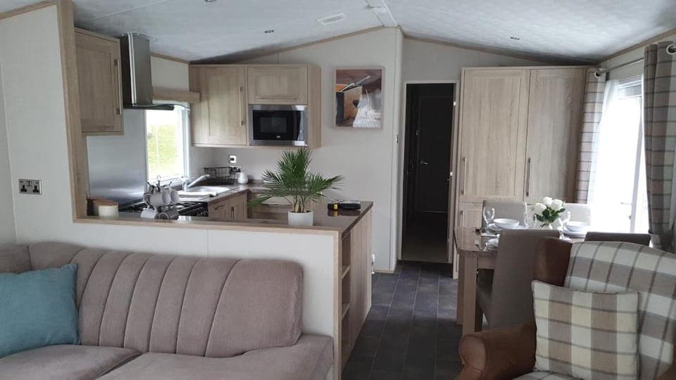 Kitchen or kitchenette, Seating area, Dining area