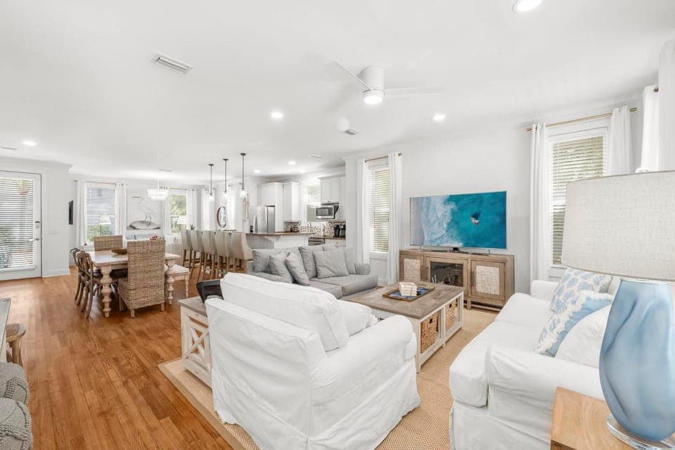 TV and multimedia, Kitchen or kitchenette, Living room, Decorative detail, Seating area, Dining area