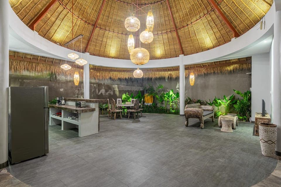 TV and multimedia, Kitchen or kitchenette, Living room, Seating area