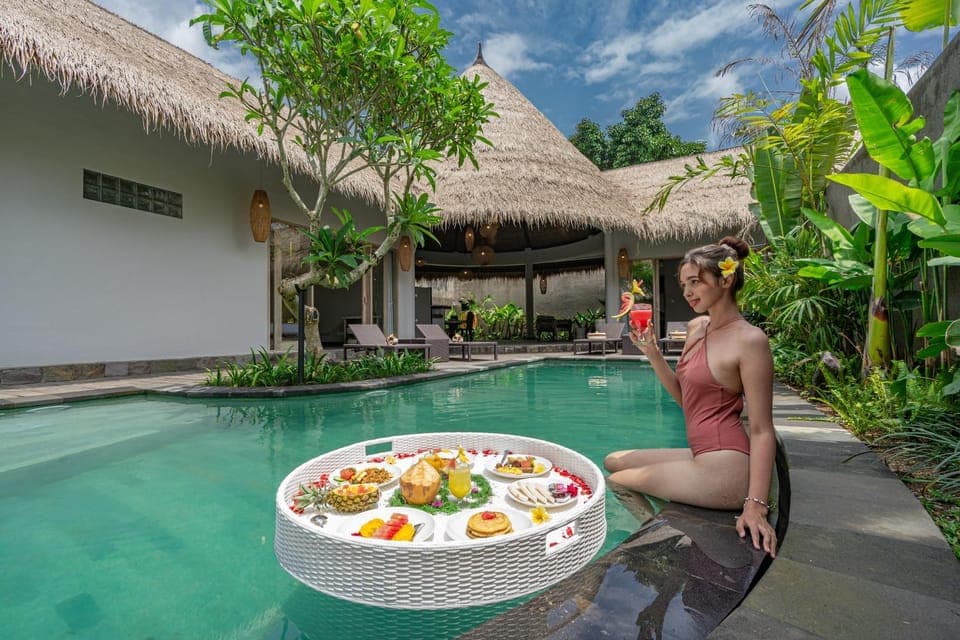 Patio, People, Garden, Food, Garden view, Pool view, Swimming pool, Breakfast, Lunch, Dinner, Drinks, sunbed