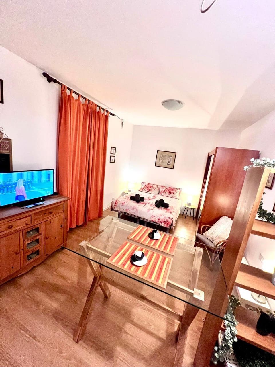 TV and multimedia, Photo of the whole room, Dining area, Bedroom