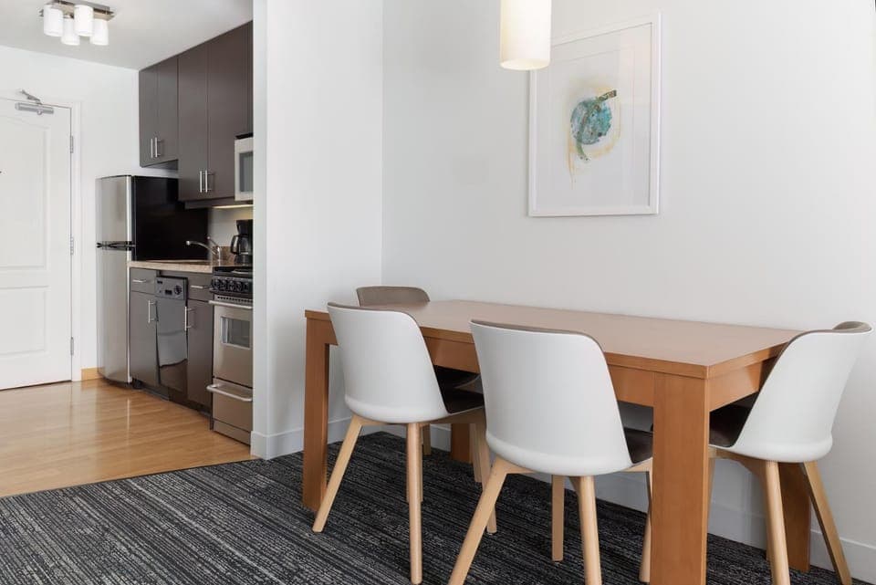 Kitchen or kitchenette, Dining area