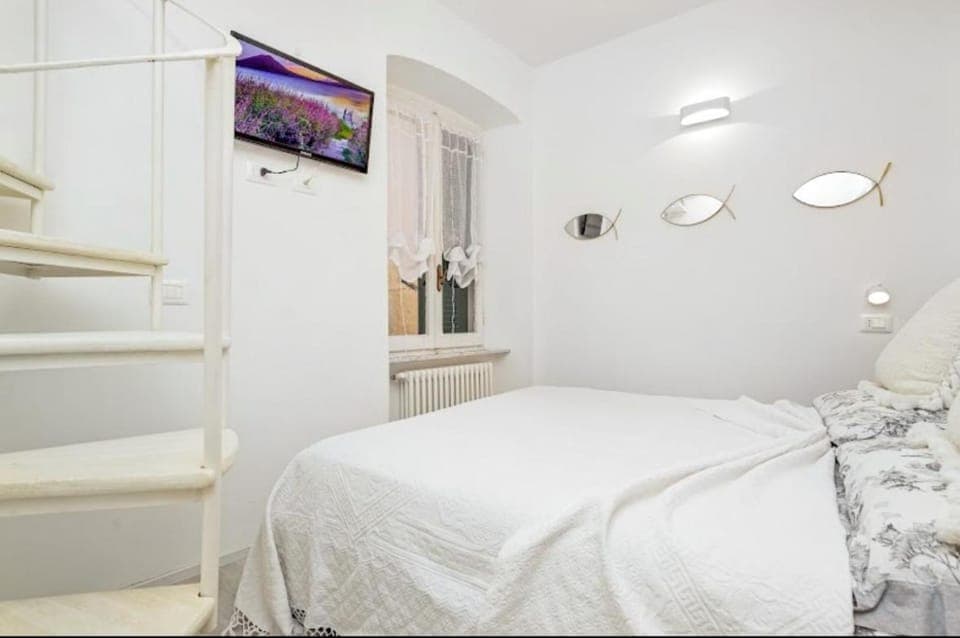 TV and multimedia, Photo of the whole room, Bedroom