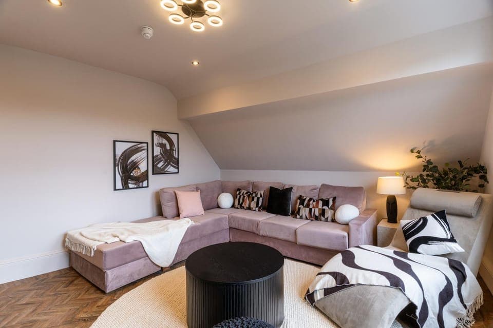 Communal lounge/ TV room, Bed, People, Game Room, Game Room, Living room, Other, Photo of the whole room, Dining area, Animals, Guests, Area and facilities, children, group of guests, Family, furniture, pet friendly, storage, towels