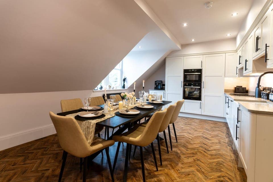 Coffee/tea facilities, Kitchen or kitchenette, Food and drinks, Other, Photo of the whole room, Seating area, Dining area, Meeting/conference room, Food, Pets, Guests, Area and facilities, Meals, Breakfast, Lunch, Dinner, Drinks, group of guests, Family, dishwasher, furniture, microwave, minibar, oven, pet friendly, storage, stove, toaster, towels, kitchen