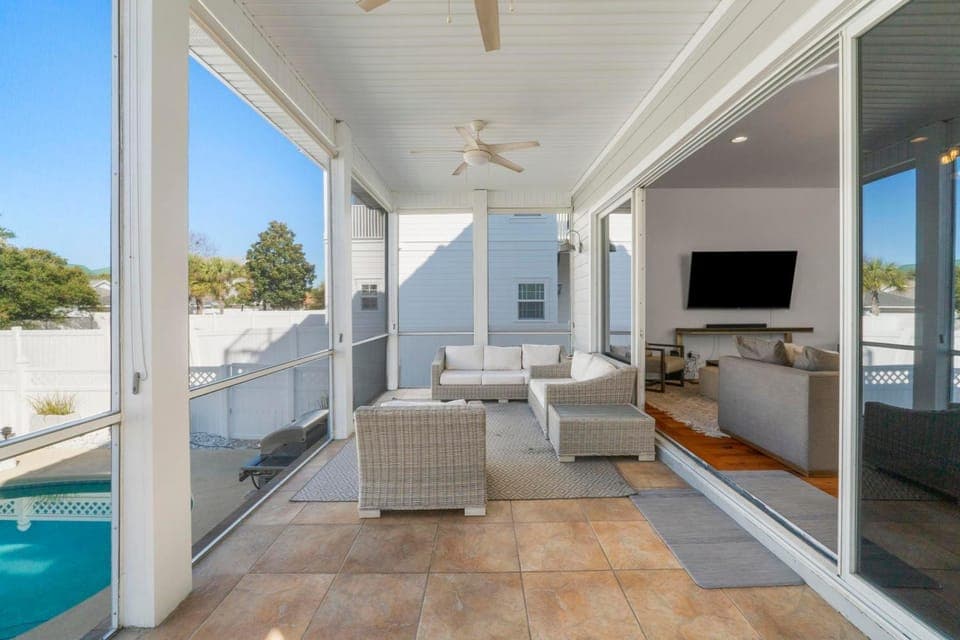 Patio, Day, TV and multimedia, View (from property/room), Balcony/Terrace, Living room, Seating area, Pool view, Swimming pool