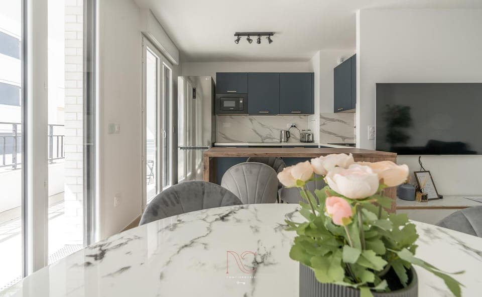 Kitchen or kitchenette, Dining area